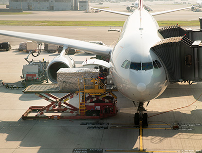 航空機・貨物積み込み